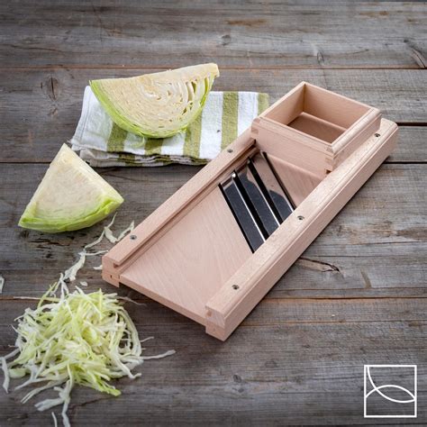 Lesen ribežen za zelje z odstranljivim predalom