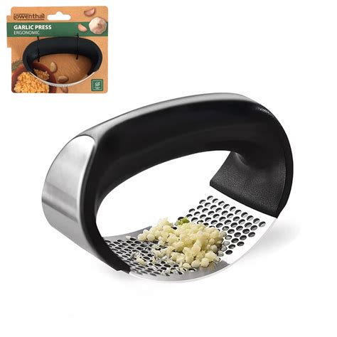 Bližnji posnetek ostrih klincov iz nerjavečega jekla na lesenem ribežnu