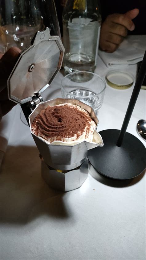 Fotografija: Tiramisu v moka posodi in notranjost restavracije Scudetto z Vespjo