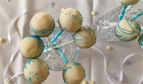 Prikaz korakov izdelave cake popsov