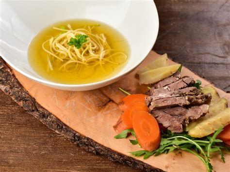 goveja juha kot osnova za krompirjevo solato