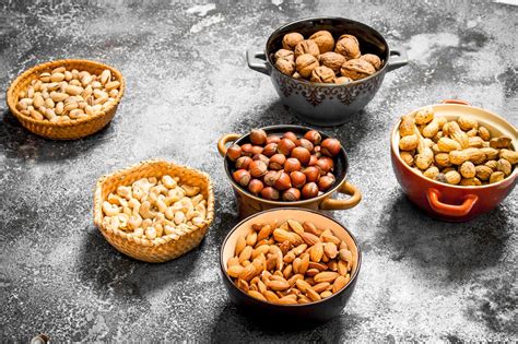 Sestavine za čokoladno salamo: sesekljana čokolada, piškoti, oreščki