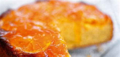 pečen pomarančni kolač, ki ga prelivamo s sirupom