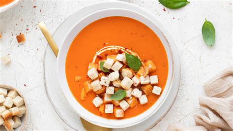 Fotografija pečenih paradižnikov v pekaču pred vlaganjem.