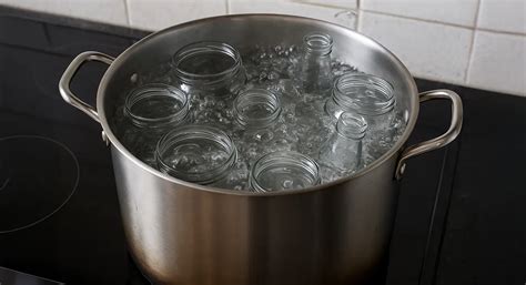 Diagram, ki prikazuje postopek sterilizacije kozarcev za vlaganje.