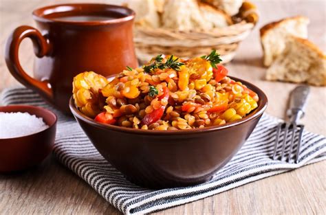 Tematično foto: Skleda sveže narezane zelenjave (bučke, paprika, korenje, grah), pripravljene za rižoto