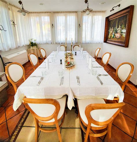 Tematska fotografija catering postavitve z raznovrstnimi jedmi in dekoracijo