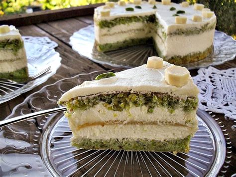 Fotografija medeno-pomarančne torte z rezinami marcipana