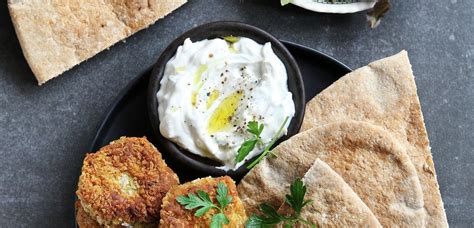 Tematska fotografija falafel krožnika z različnimi prilogami in omakami