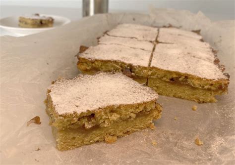 Slika jabolčnega peciva, ki je videti sočno in rahlo