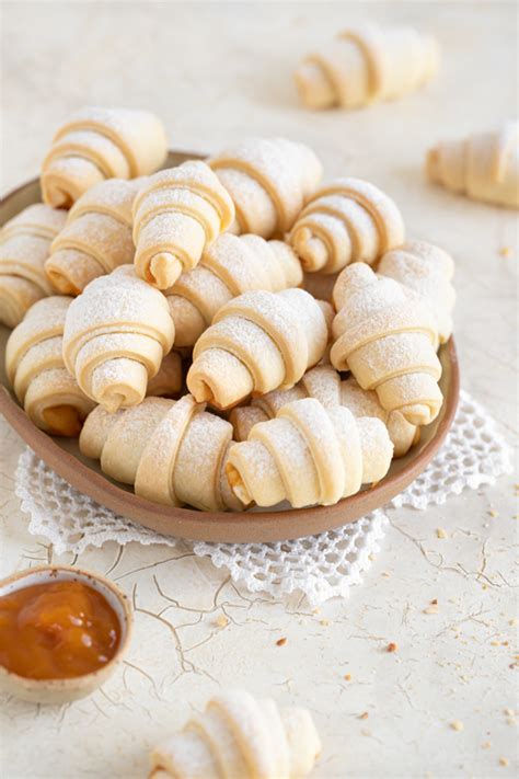 Slika peciva z marmelado, ki je narezano na kocke