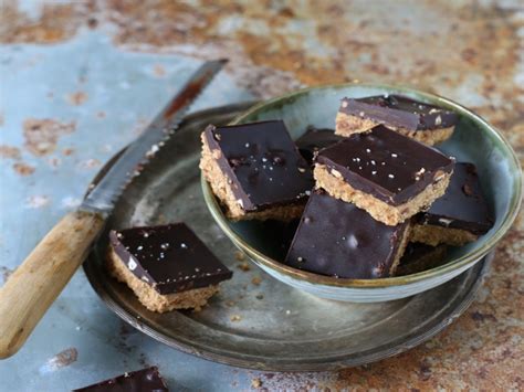 Slika čokoladnega peciva, ki je videti zelo sočno