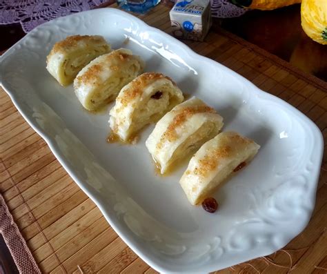 Fotografija: Kuhani sirovi štruklji z maslenimi drobtinicami, pripravljeni za postrežbo