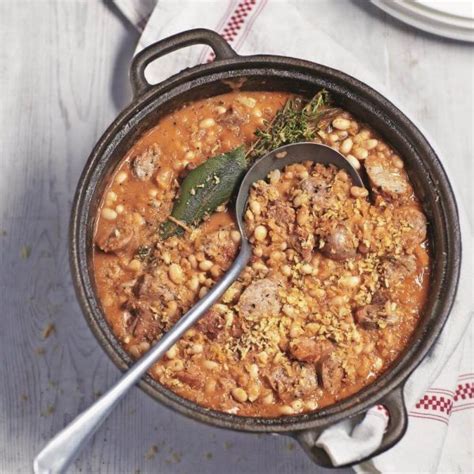 Bogata francoska enolončnica Cassoulet v keramični posodi