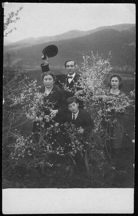 Zgodovinska fotografija družinske pekarne Jurček z originalnim napisom