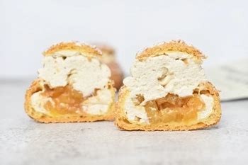 Prikaz reza sveže pečenega jabolčnega zavitka z vidnim mascarpone nadevom