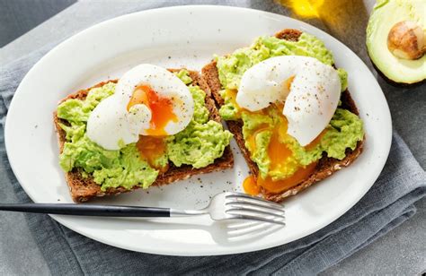 fotografija LCHF zajtrka z avokadom in jajci