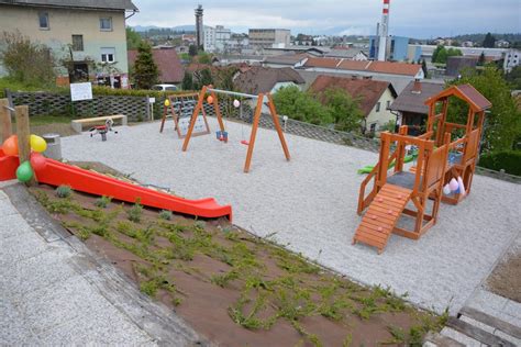 Prikaz zunanjega otroškega igrišča z igrali in trampolinom