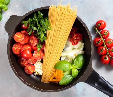 prikaz kuhanja testenin v velikem loncu