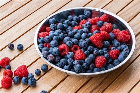 kolaž sadja primernega za biskvit (jagode, borovnice, maline, češnje, breskve)