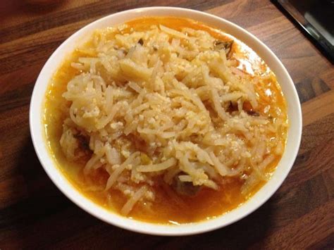 pripravljena bujta repa v skledi, okrašena s kislo smetano in zelišči