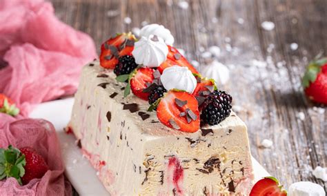 Tematska fotografija: sorbet, granita in semifreddo v elegantnih kozarcih z lističi mete in sadjem