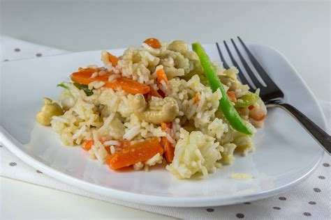 Sestavine za začinjeno rižoto: riž, zelenjava, začimbe, indijski oreščki, paradižnikova mezga.