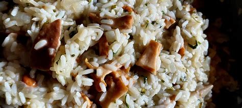 Priprava mesa z rižem in začimbami, vključno z mariniranjem mesa in kuhanjem riža.