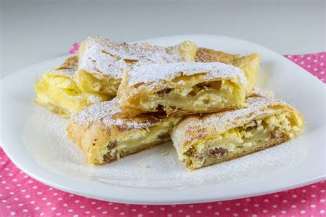 Thematic photo of kvasen skutin zavitek on a plate with powdered sugar