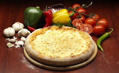 Tematska fotografija zamrznjene pice margerita v embalaži in pečene pice