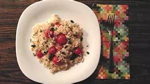 servirana rižota s češnjevim paradižnikom in baziliko