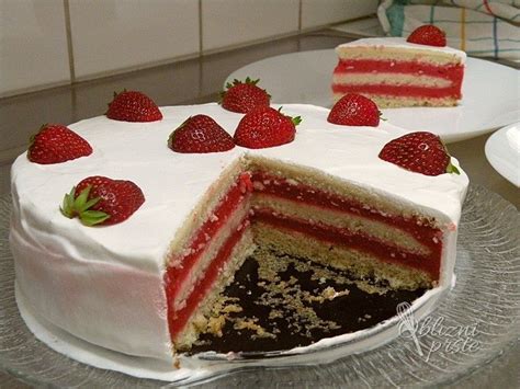 Fotografija, ki prikazuje postopek sestavljanja slojev torte s kremo