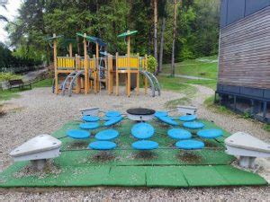 terasa z mizami in otroškimi igrali v naravnem okolju