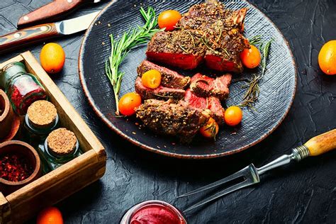 Tematska fotografija: popolno pečen steak s hrustljavo skorjico na krožniku z prilogo.