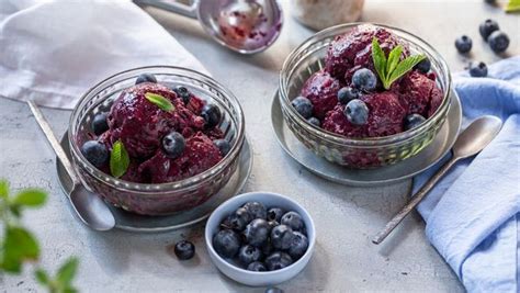 Fotografija jagodnega veganskega sladoleda v skodelici z lističi mete