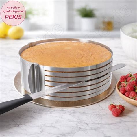 Fotografija biskvita v obroču za torte