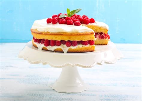 Fotografija preproste torte s smetano in malinami
