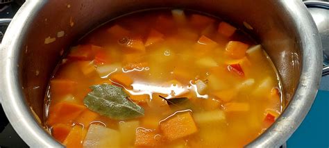 Fotografija kremne juhe iz hokaido buče, okrašene z bučnimi semeni