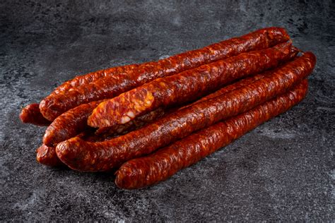 Tematska fotografija pivskih klobas s pivom in prilogami