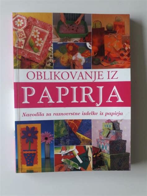 Prikaz postopka izrezovanja motiva iz peki papirja za oblikovanje testa