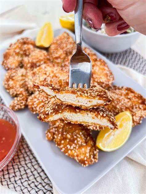 koraki paniranja piščančjih zrezkov s sezamom