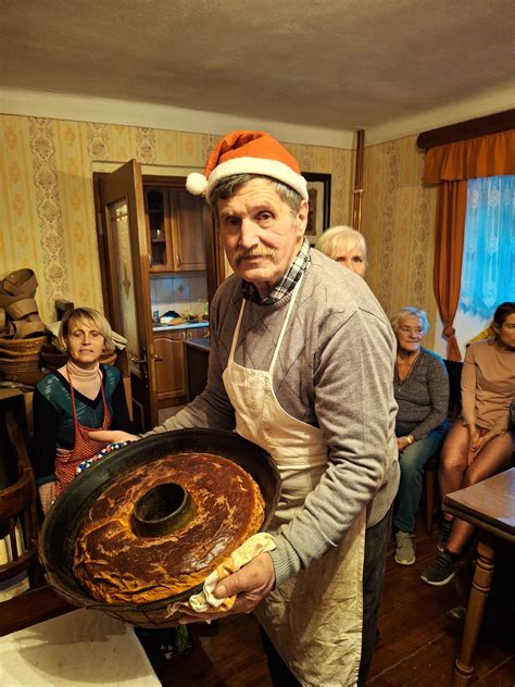 Ilustracija ali fotografija praznično okrašenega velikonočnega kruha