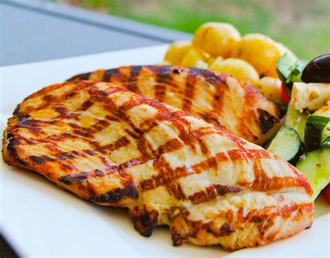 Zapečen puranji zrezek po parmsko, postrežen z bučkami na žaru