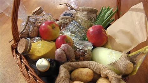 košara polna svežih jabolk