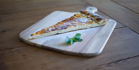 Tematska fotografija: razrezana haloška gibanica s skutnim nadevom in zlatim robom