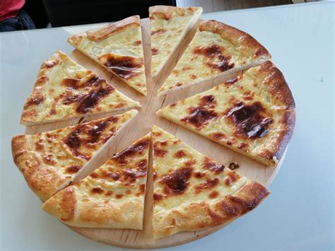 Fotografija: sveže pečena haloška gibanica v krušni peči