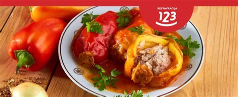 Krožnik s pečeno polnjeno papriko in krompirjem