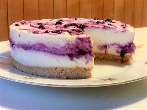 Plastena jogurtova torta brez pečenja s sadjem