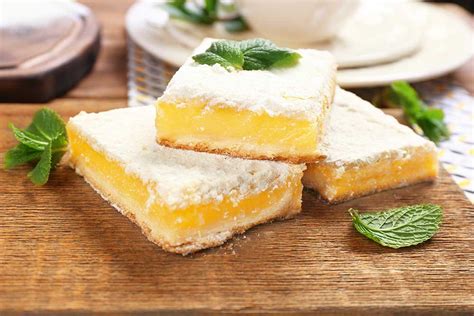slika okusne in sveže limonine torte s poudarkom na svežini in puhasti rahlosti