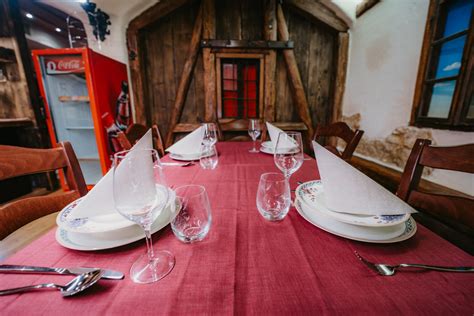 fotografija catering mize z raznovrstno hrano, ki jo je pripravila Gostilna pri Martinu